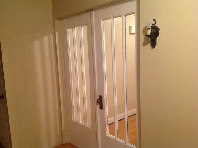Enclosed entry - porch - 302 River Rd
