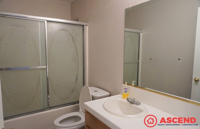 Building Photo - Spacious Home in Wasco!
