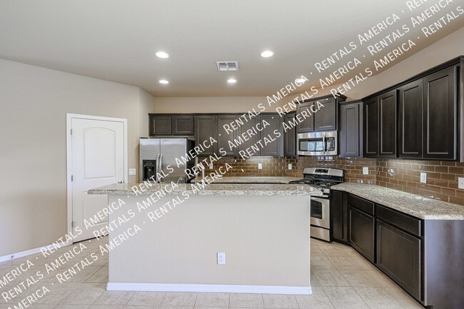 Building Photo - Beautiful 3 Bedroom Open-Concept Home in C...