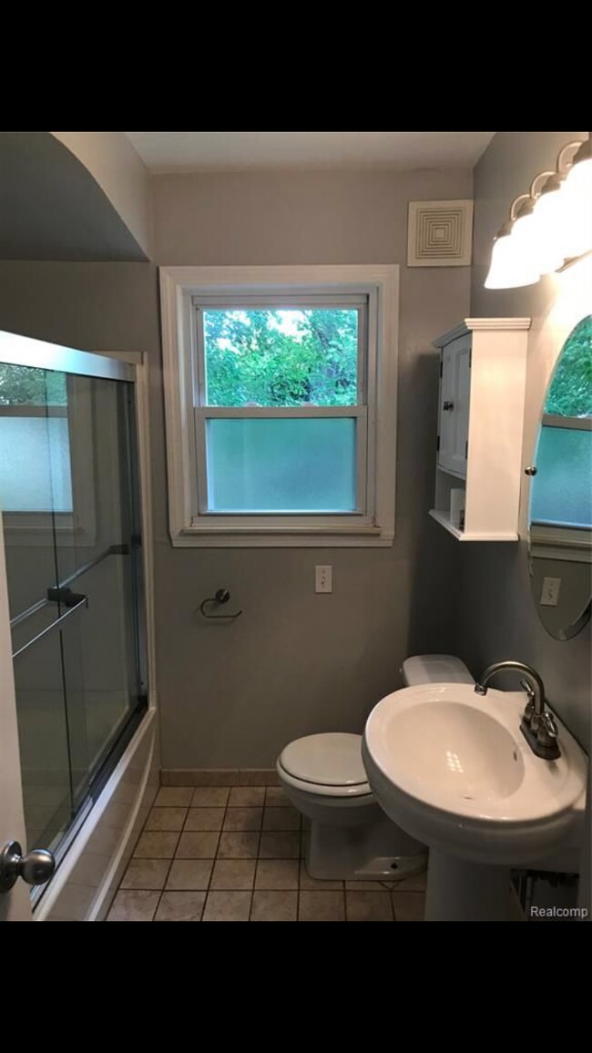 Shared 1st Floor Bathroom - 2109 E 11 Mile Rd