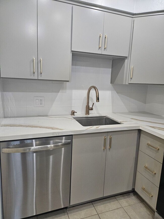 Building Photo - 2 BEDROOM REMODELED UNIT