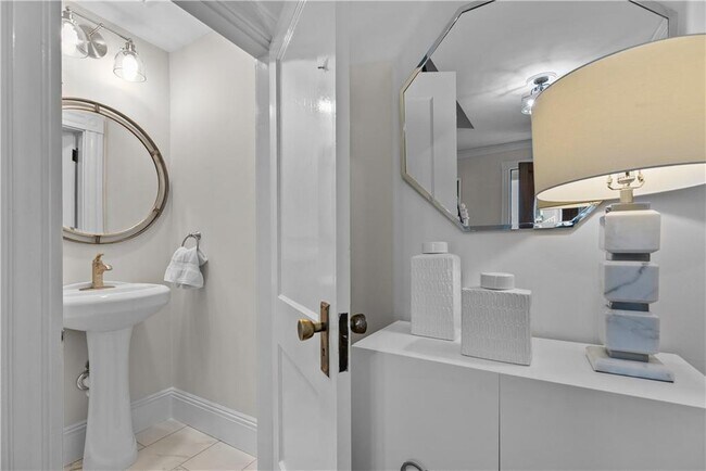 Building Photo - 68 1/2-62 Roseneath Ave