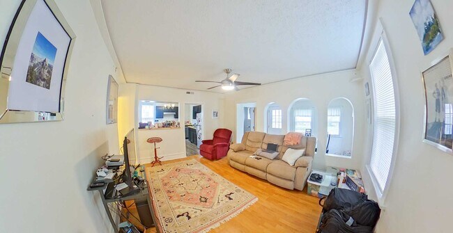 Foto del edificio - 3D Tour Available - Hot Tub + Fenced-In Ya...