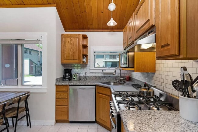 Building Photo - Smugglers' Notch Mountainside Luxury Condo