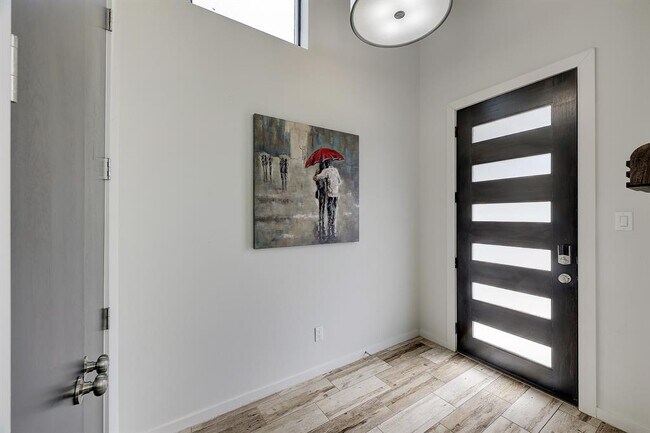 Building Photo - 4802 Viking Dr
