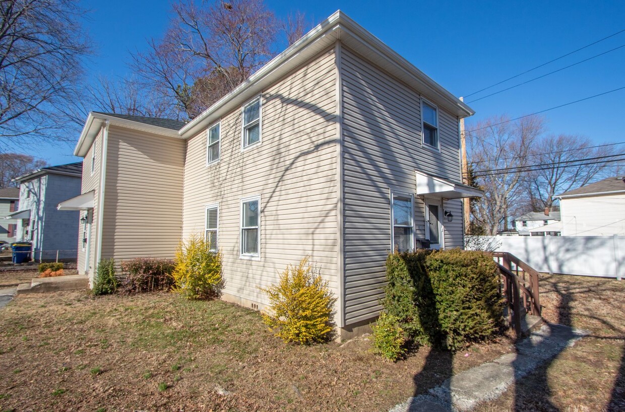 Primary Photo - Charming 2 Bedroom 1 Bathroom - Great 2 Be...