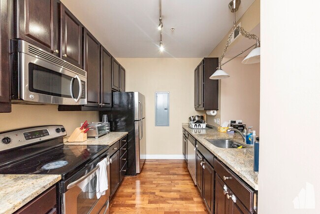 Building Photo - 565 W Quincy St