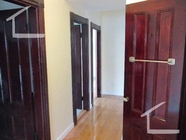 Foto del edificio - Large pet friendly, sunny, renovated 3 bed...