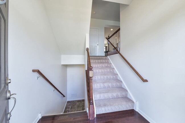 Building Photo - 2511 Dunraven Ave