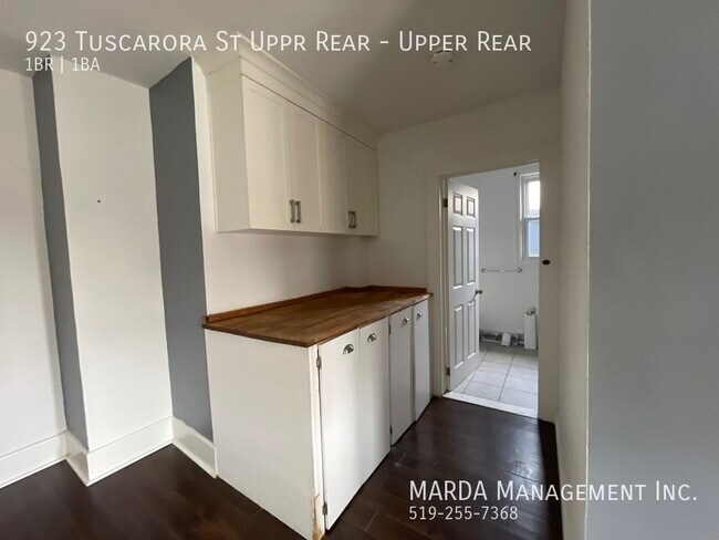 Building Photo - COZY 1-BEDROOM/1-BATHROOM UPPER REAR UNIT ...
