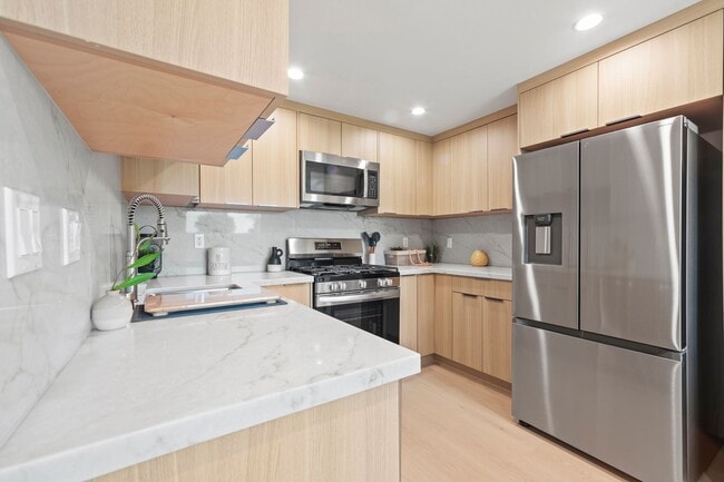 Showing Times: to schedule a viewing, please contact us - Showing Times: to schedule a viewing, please contact us Apartment