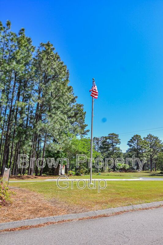 Foto del edificio - 66 Forest Pond Rd
