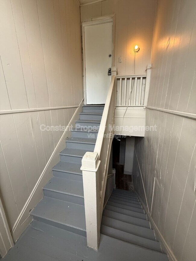 Building Photo - 616 W Poplar St