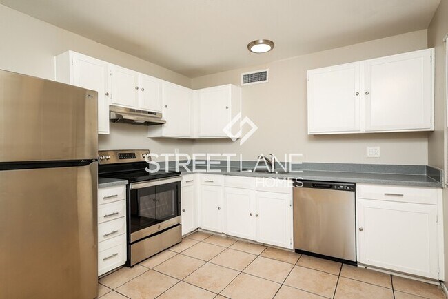 Building Photo - Charming 5 Bedroom in Phoenix!
