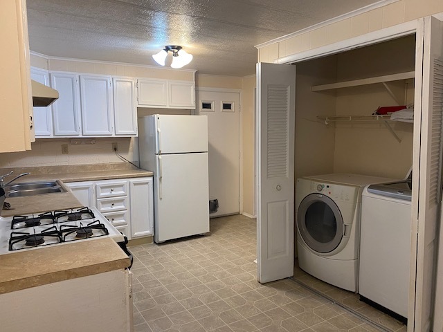 Kitchen w/laundry - 34 Meadowlark Dr