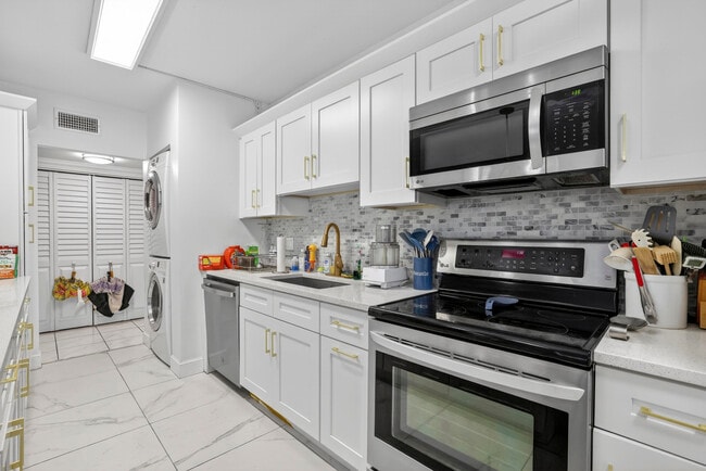 Building Photo - 6328 Longboat Ln W