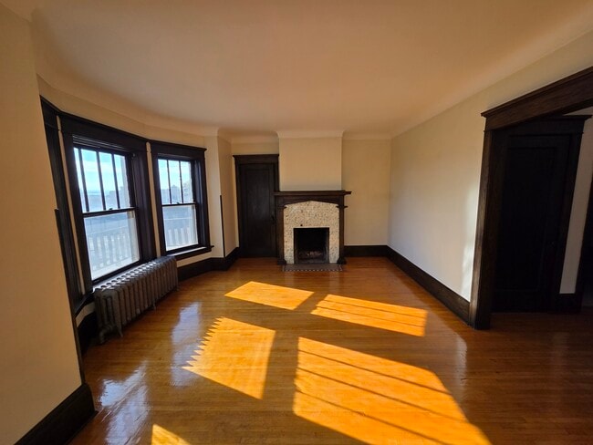 Building Photo - 1111 E 4th St