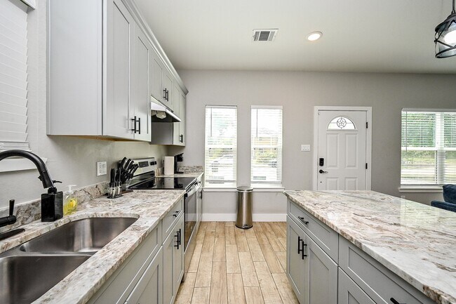 Foto del edificio - 5007 Briscoe St