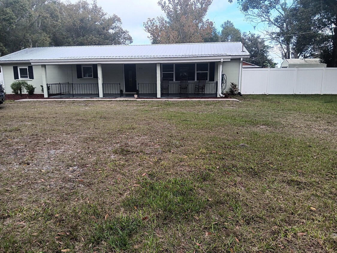 Foto principal - 902 Charlie Griffin Rd