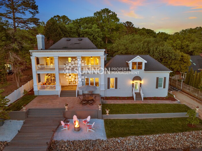 Primary Photo - Fully Furnished Luxury Lakefront Getaway!