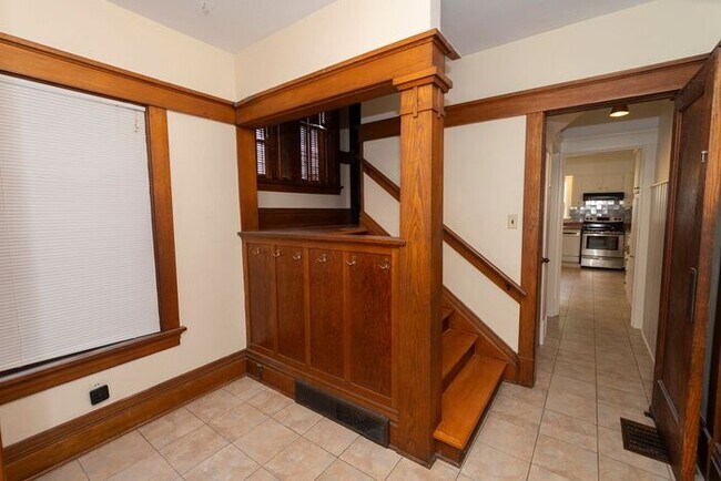 Foto del edificio - Near Northwest Neighborhood in South Bend 4 bedroom Craftsman style 2-story