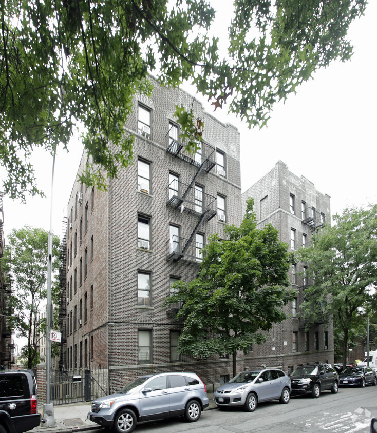 136 E 208th Street - 136 E 208th St