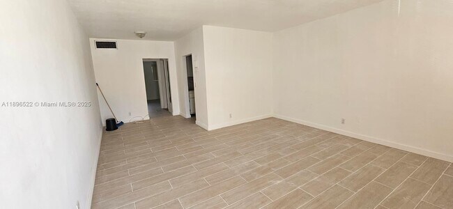 Foto del edificio - 230 SW 11th Ave