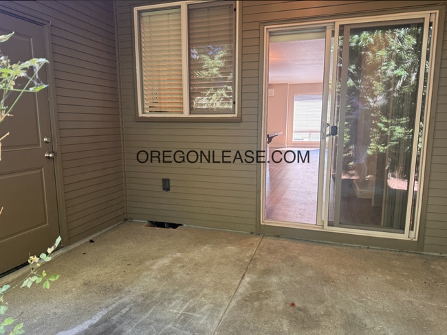 Building Photo - 2 bedroom 2.5 bath End Unit townhouse in Cal Young Area
