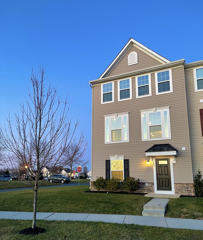 Building Photo - 223 Lake Seymour Dr