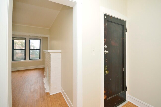 Foto del edificio - 4210 N Pulaski Rd