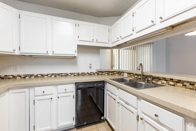 3 BR, 2 BA - 1,100SF - Timberland Apartments