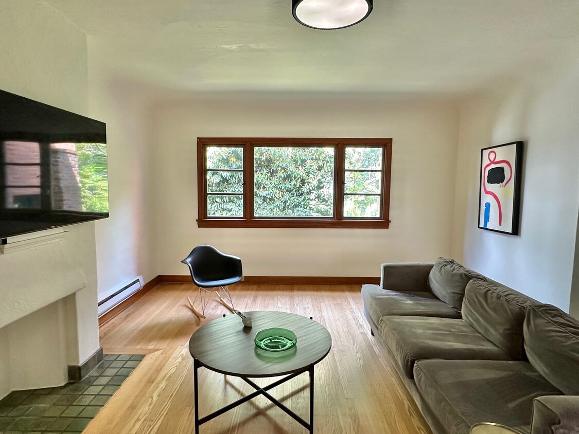 Foto principal - Beautiful 1 bed condo in desired Eastlake!...
