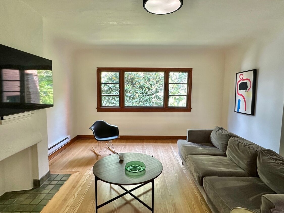 Primary Photo - Charming 1 bed condo in desired Eastlake! ...