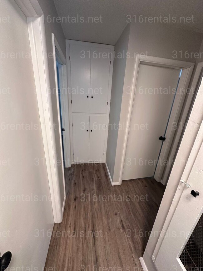 Building Photo - $1050 - 3 bedroom / 1 bathroom - Beautiful...