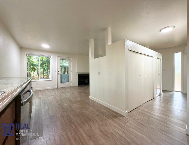 Building Photo - 7077 SW Montauk Cir
