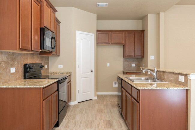 Building Photo - Spacious 4-Bedroom Home in Prime West Temp...
