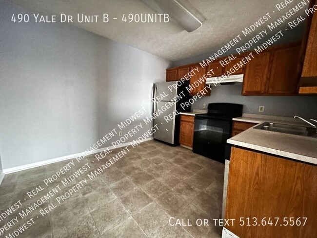 Building Photo - 490 Yale Dr