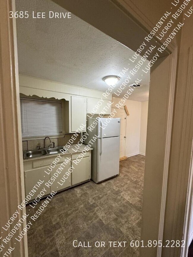 Building Photo - Charming 3 Bed, 1.5 Bath Home with Hardwoo...