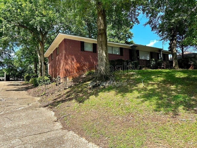 Building Photo - 1009 Rosedale Dr