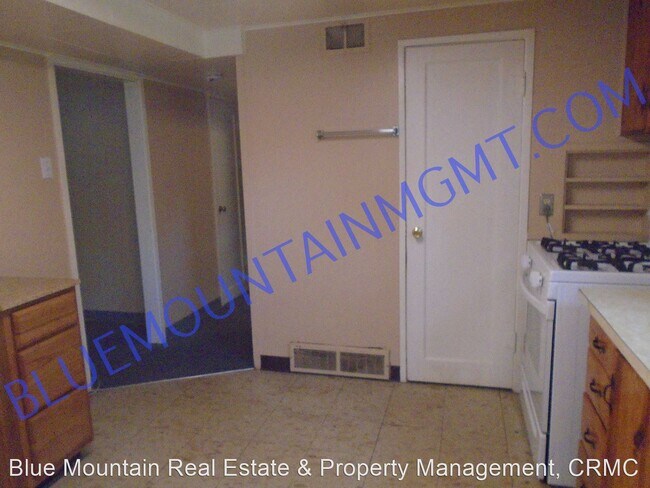 Foto del edificio - 221-221 1/2 N Foote Ave