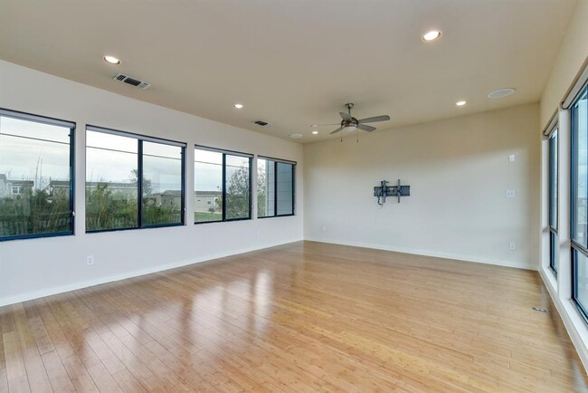 Foto del edificio - 5905 Toscana Ave
