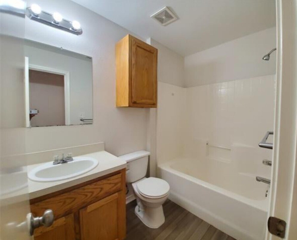 Building Photo - Sansom Park Property
