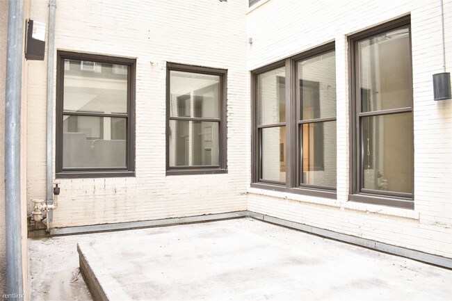 Foto del edificio - 325 W 8th St