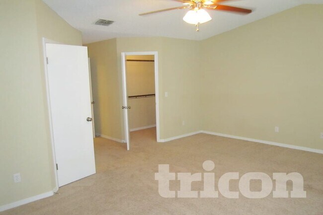 Foto del edificio - 3728 Mandarin Woods Dr N