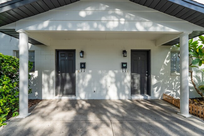 Puerta principal, Unidad 3 - 1023 NE 2nd St