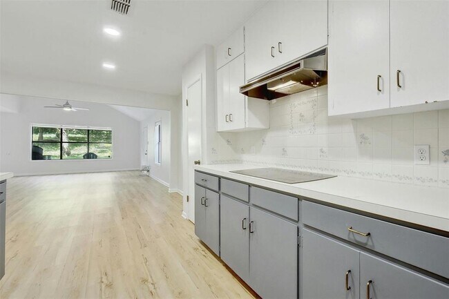 Building Photo - 305 Cedarbrook Ct