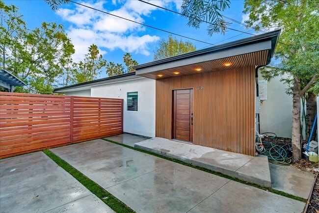 Foto del edificio - 22136 Gilmore St