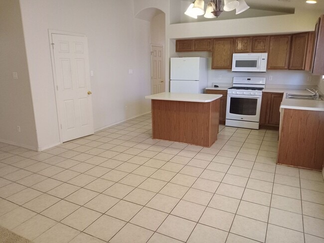 Building Photo - 3 Bedroom 2 Bath Home Located in Rio Ranch...