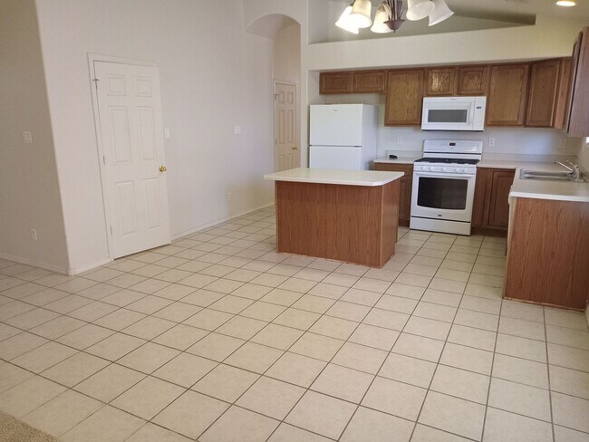 Foto del edificio - 3 Bedroom 2 Bath Home Located in Rio Ranch...