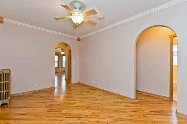 Building Photo - 3 bedroom in Chicago IL 60645